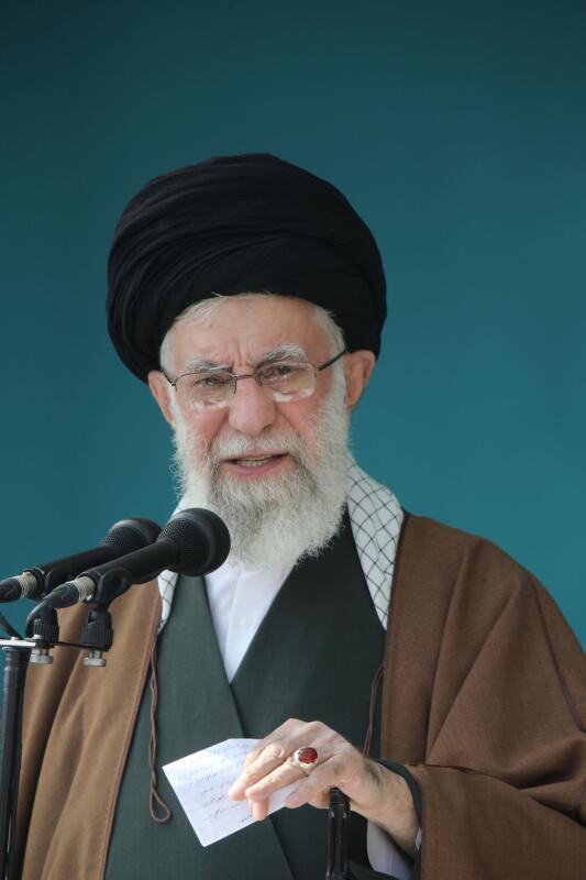 امام خامنه ای : ایمنی کارگران مهمه باید تامین بشه